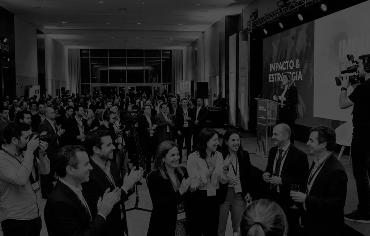 Cómo organizar un evento empresarial que genere un impacto mediático